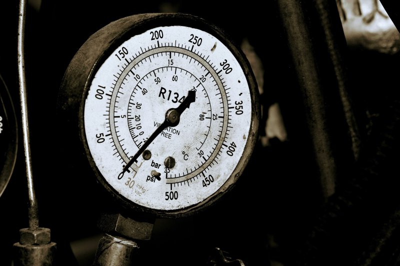 Refrigerant pressure gauge on a manifold set with R-134a markings