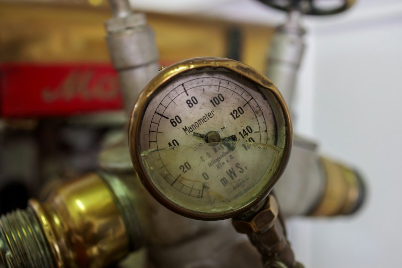Analog manometer pressure gauge mounted on a pipe